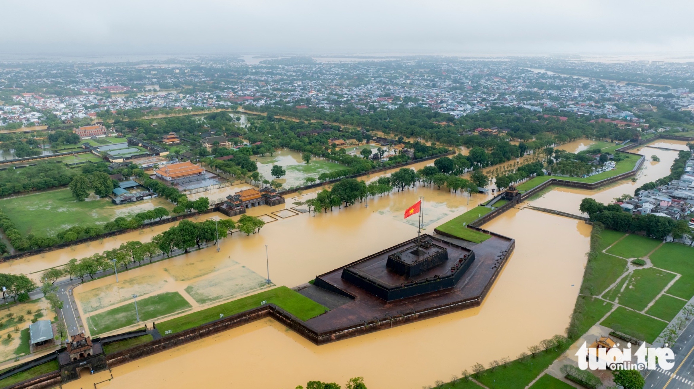 顺化在连续多日大雨后迎来阳光,居民趁洪水退去清理淤泥